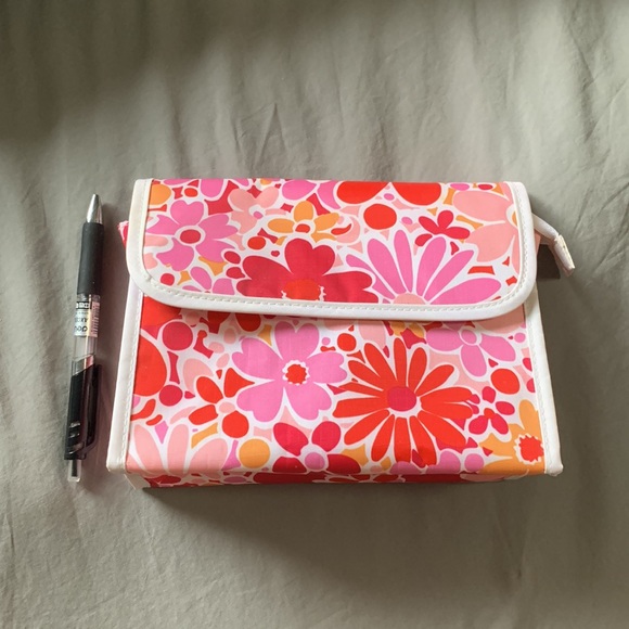 5 Assorted Make-Up Bags - Picture 8 of 10